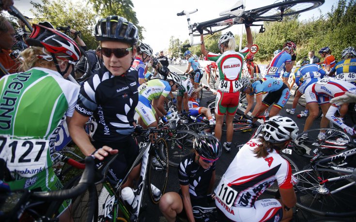 СНИМКИ: Масова катастрофа по време на Световното по колоездене