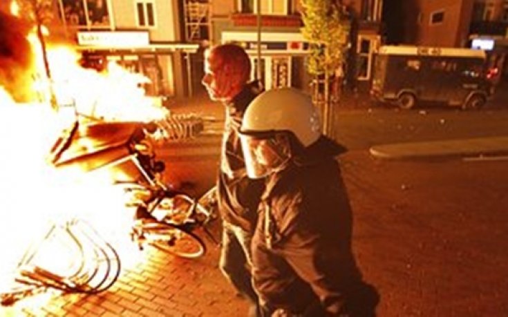 СНИМКИ: Покана за рожден ден във Фейсбук завърши с 34 арестувани и 29 ранени, събрали се над 3000