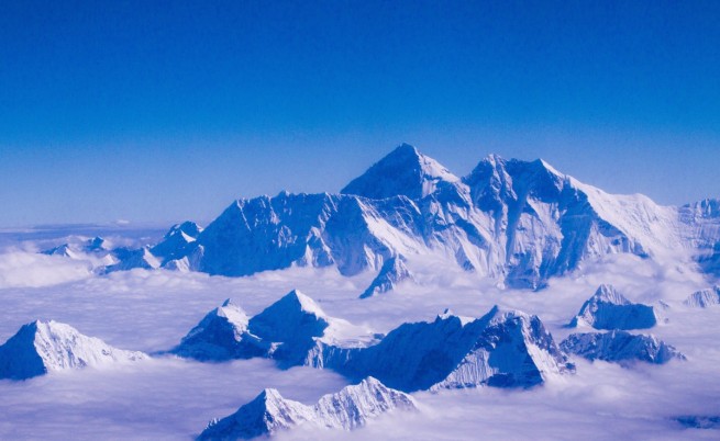 Шерпи напускат Еверест след смъртоносната лавина