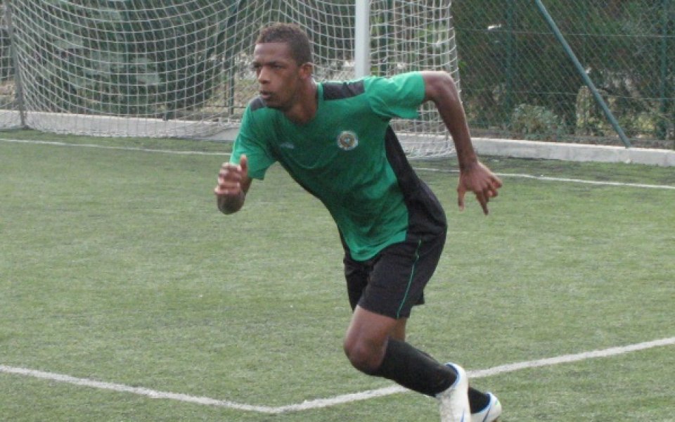 Нефтохимик освободи френски нападател