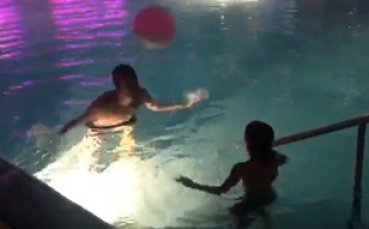 ВИДЕО: Рафаел ван дер Ваарт играе футбол в басейн със сина си