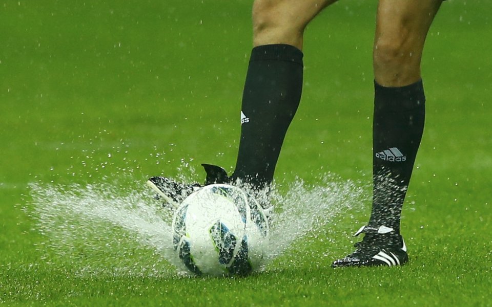 Полша – Англия ще се играе под покрив