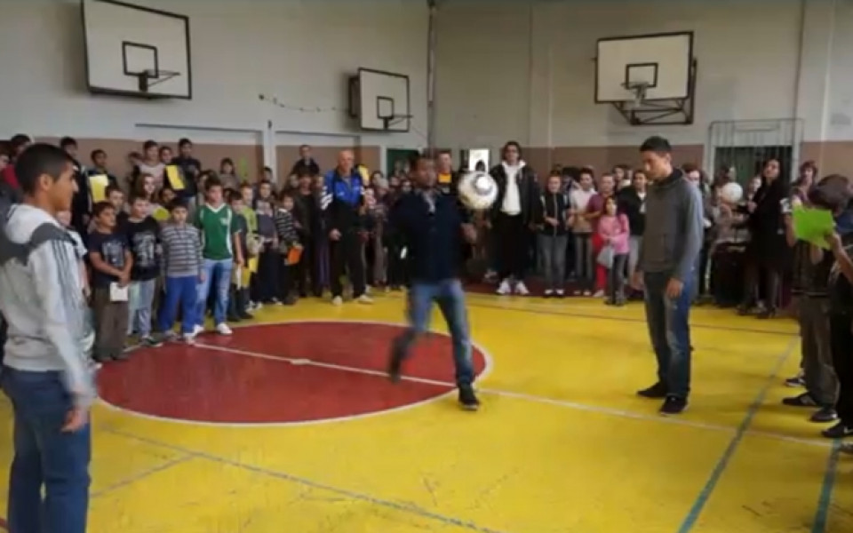 Играчи на Лудогорец уважиха празник на училище в Разград
