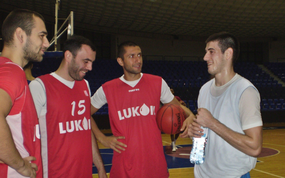 СНИМКИ: Българска среща за ЛукОйл в зала Морача