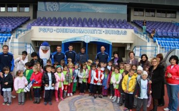 СНИМКИ: Стадион Лазур отвори врати за 50 деца