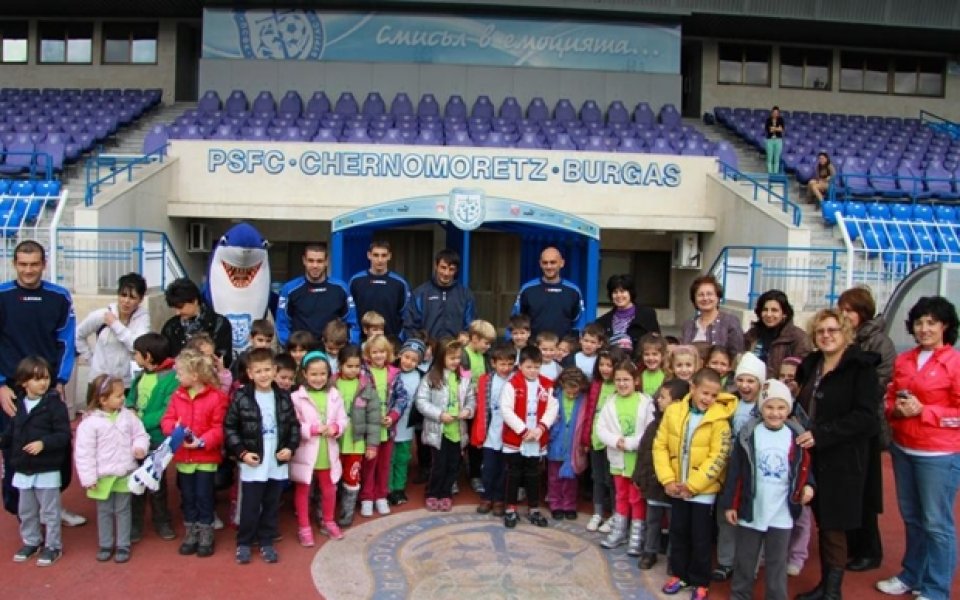 СНИМКИ: Стадион Лазур отвори врати за 50 деца