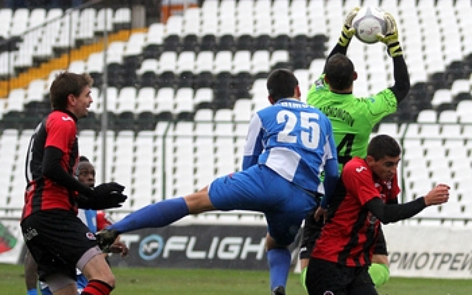 Локо София се пробуди в снега, нанесе първа загуба на Черноморец от септември