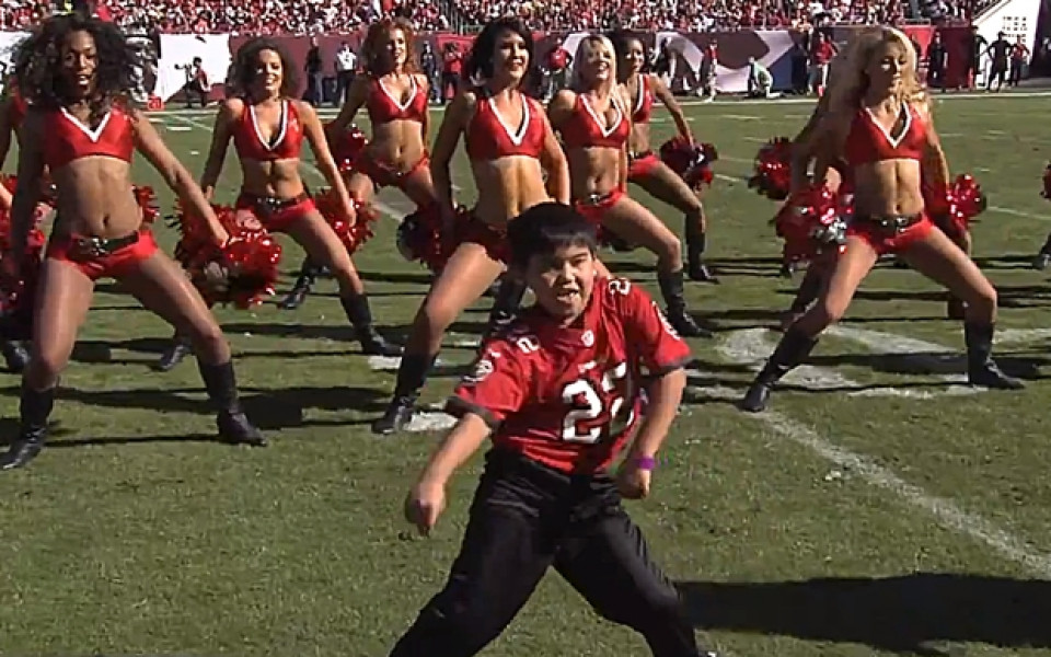 ВИДЕО: Малък танцьор засенчи мажоретки, взриви стадион с чупките и стойки