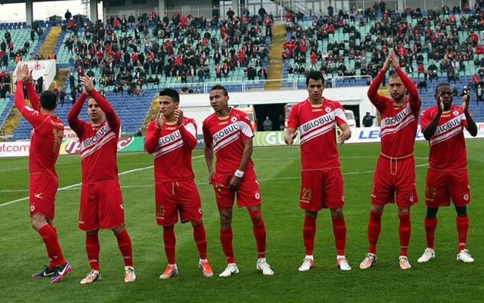 Всички още спят, само в ЦСКА пак ровят