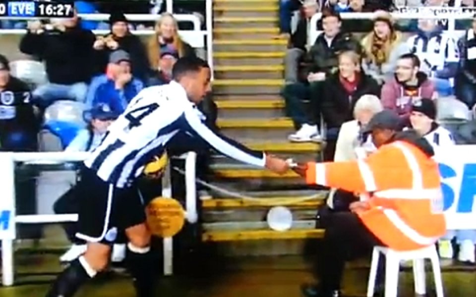 ВИДЕО: Футболист върна 5 паунда... посред мач