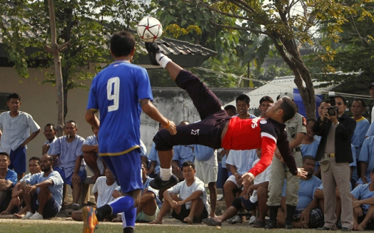 СНИМКИ: Манолев се озова в затвора, заедно с целия отбор на ПСВ