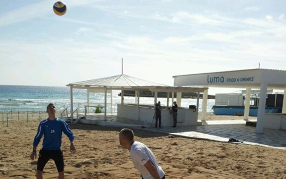 СНИМКИ: Вратарите в Левски работят на плажа, Арс се включва във втората тренировка