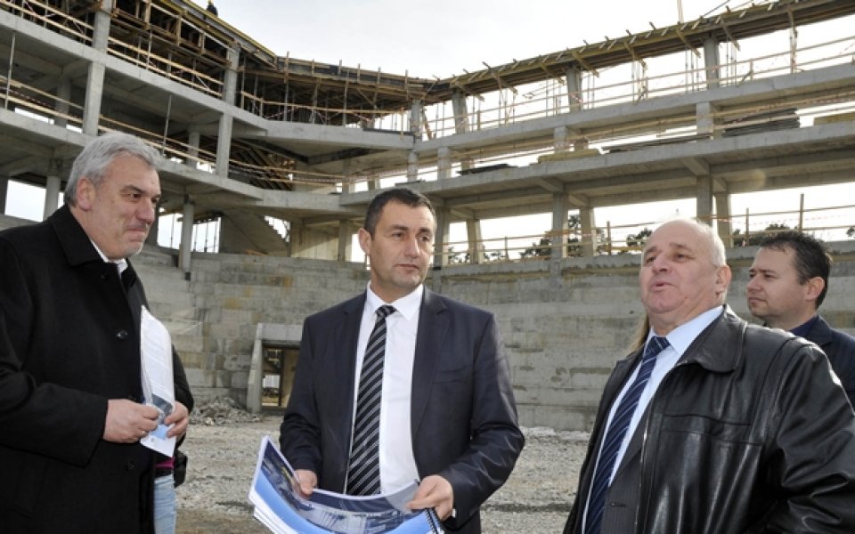 Министър Нейков инспектира строежа на залата в Ботевград