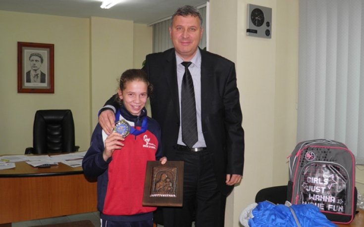 Златната медалистка по таекуон-до от Атина наградена от кмета на Разлог