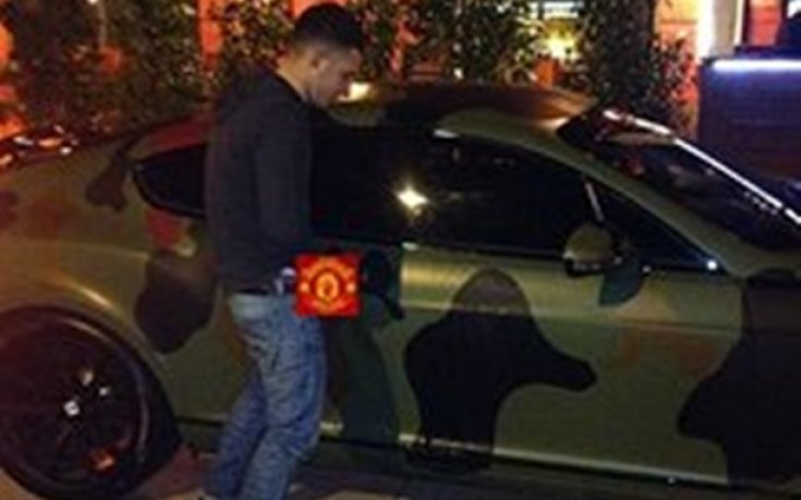 Фен на Юнайтед уринира върху Бентлито на Балотели