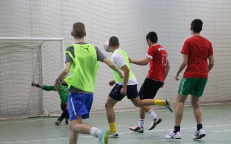 Баскетболисти, съдии, журналисти и студенти спортуваха в подкрепа на Камен