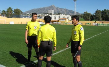 Корейски рефери използват пяна за бръснене в мач на Лудогорец