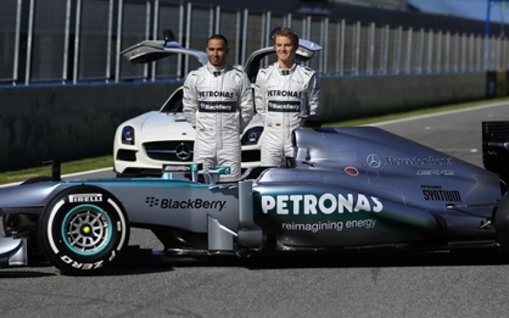 СНИМКИ: Люис Хамилтън представи новия болид на Мерцедес