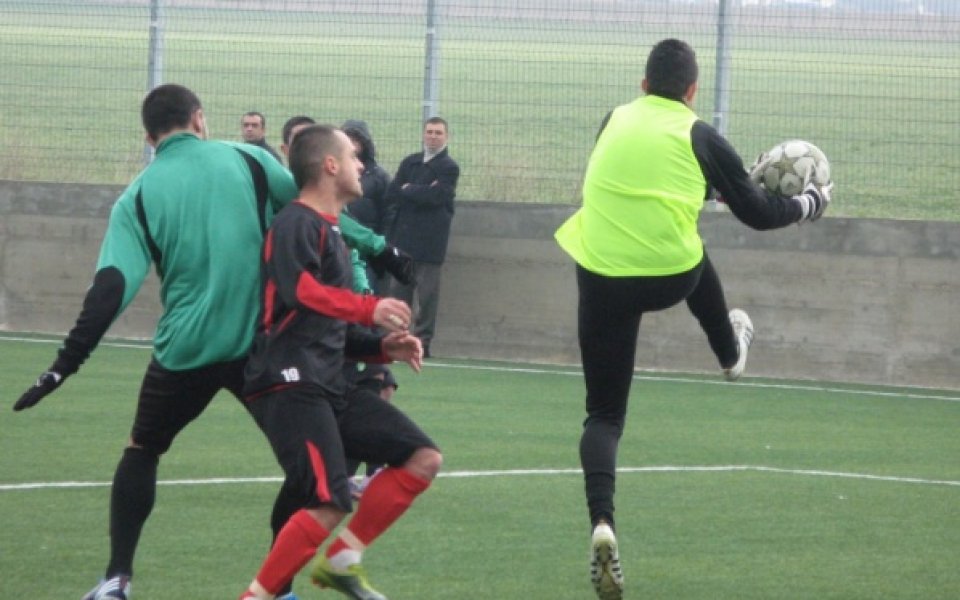 Нефтохимик привлече вратар и нападател