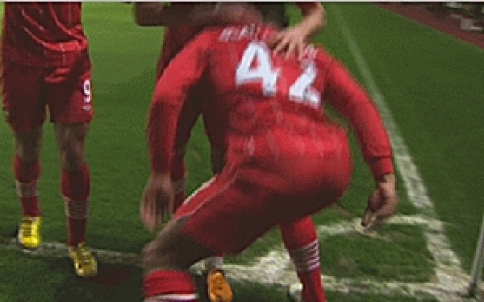 ВИДЕО: Тоалетен хумор! Пънчън „ходи“ по голяма нужда до ъгловото флагче