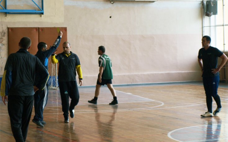 Реферите от Силистра  с купа от футболен турнир