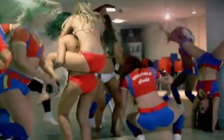 ВИДЕО: Мажоретките на Кристъл Палас цепят мрака с Harlem Shake