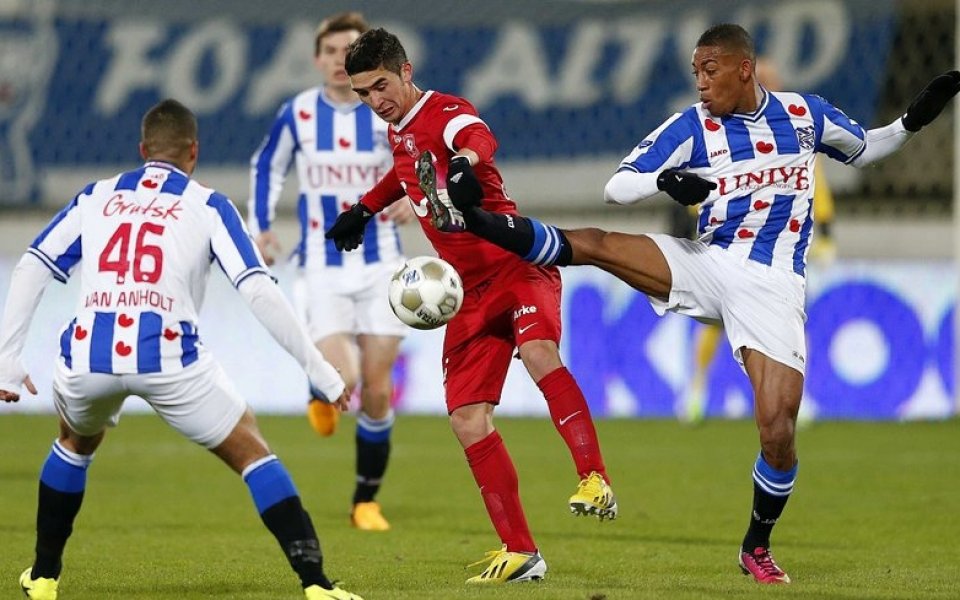 Още мъка за Твенте и Ники Михайлов, загуби в Хееренвеен