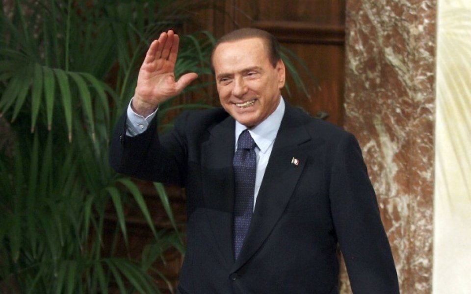 Феминистки по монокини посрещат Берлускони пред изборния участък