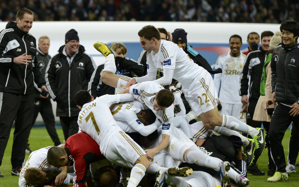 ВИДЕО: Суонси спечели Купата на Лигата за първи път в историята си!