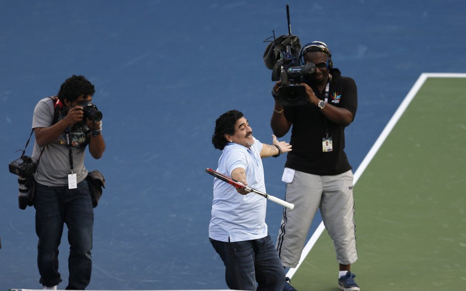 СНИМКИ: Марадона показа тенис умения срещу Дел Потро