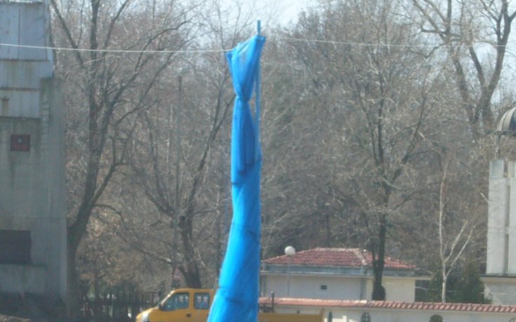 СНИМКИ: На Герена слагат сини предпазни мрежи и чакат лиценз за стадиона