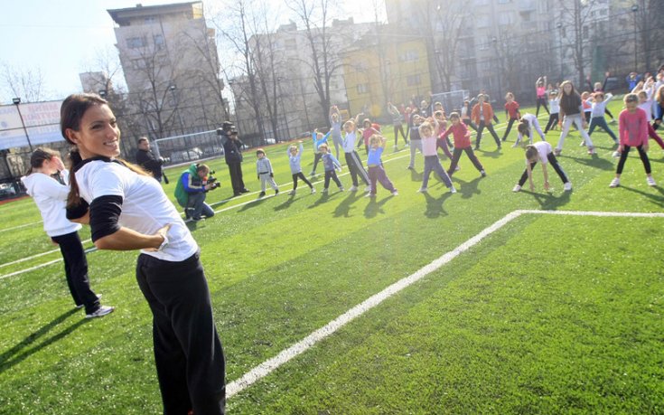 СНИМКИ: Ивет Лалова зарадва стотици деца с открита тренировка