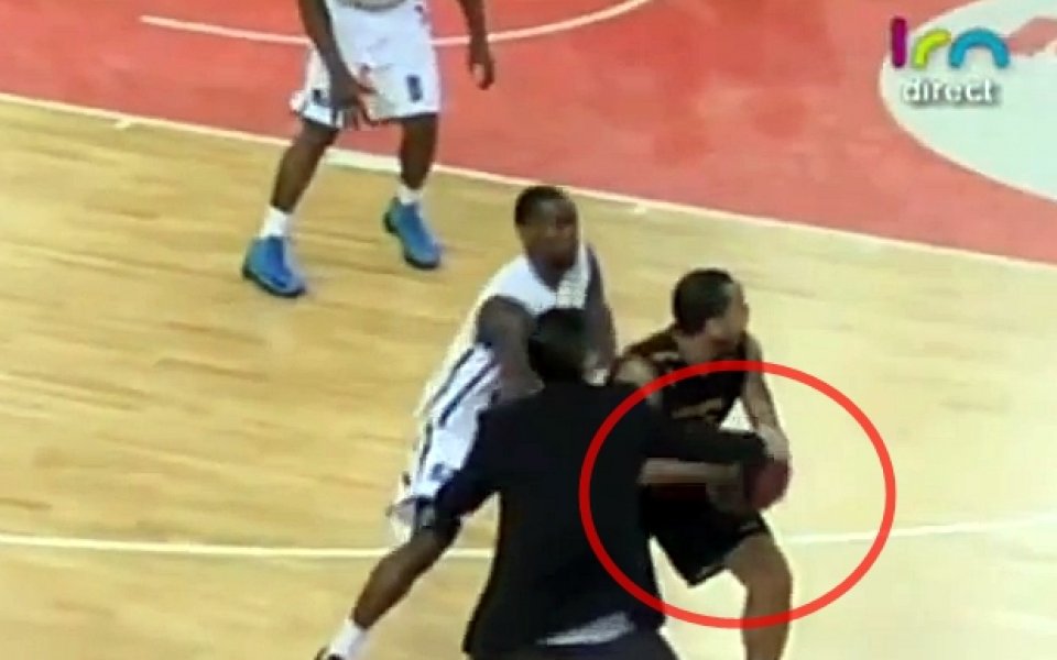 ВИДЕО: Шокиращ треньорски ход донесе загуба на отбора му