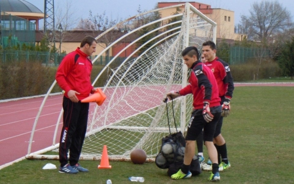 ЦСКА тренира в Сливен, Радо Станев вече пое вратарите