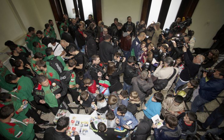 Българските национали и Любо Пенев раздадоха автографи на деца