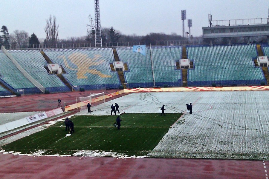 Сняг и студ за националите час преди мача теренът побеля1