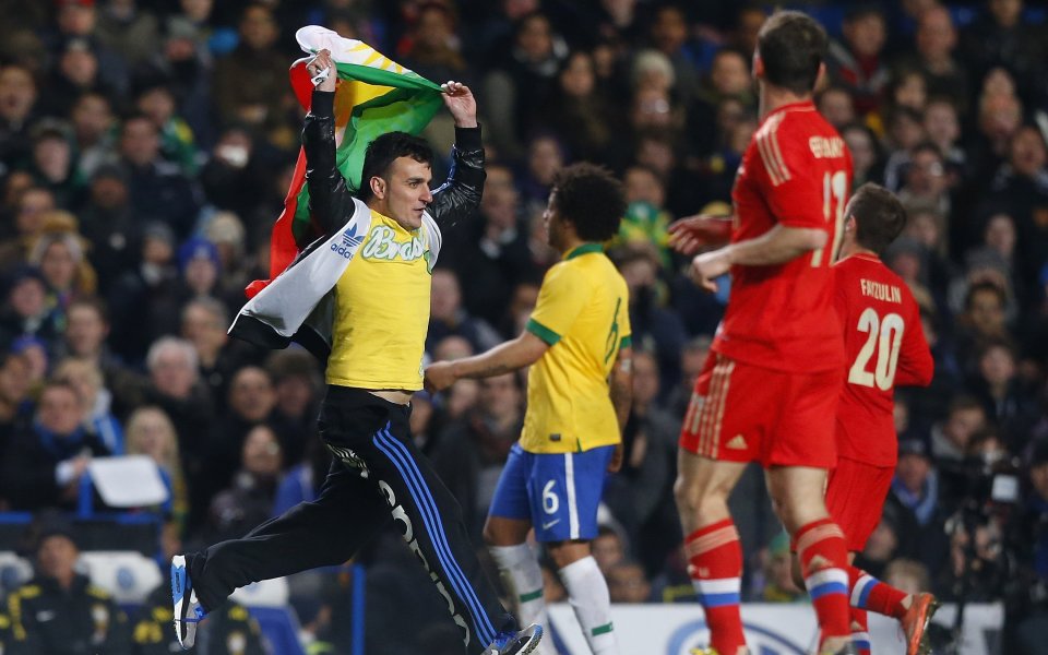 ВИДЕО: Фен прекъсна Русия – Бразилия за кратко