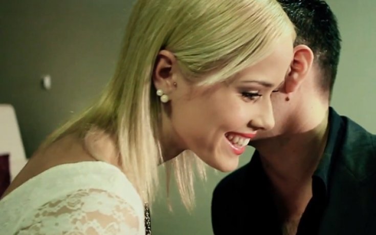 ВИДЕО: Секси баскетболистка блесна в музикален клип