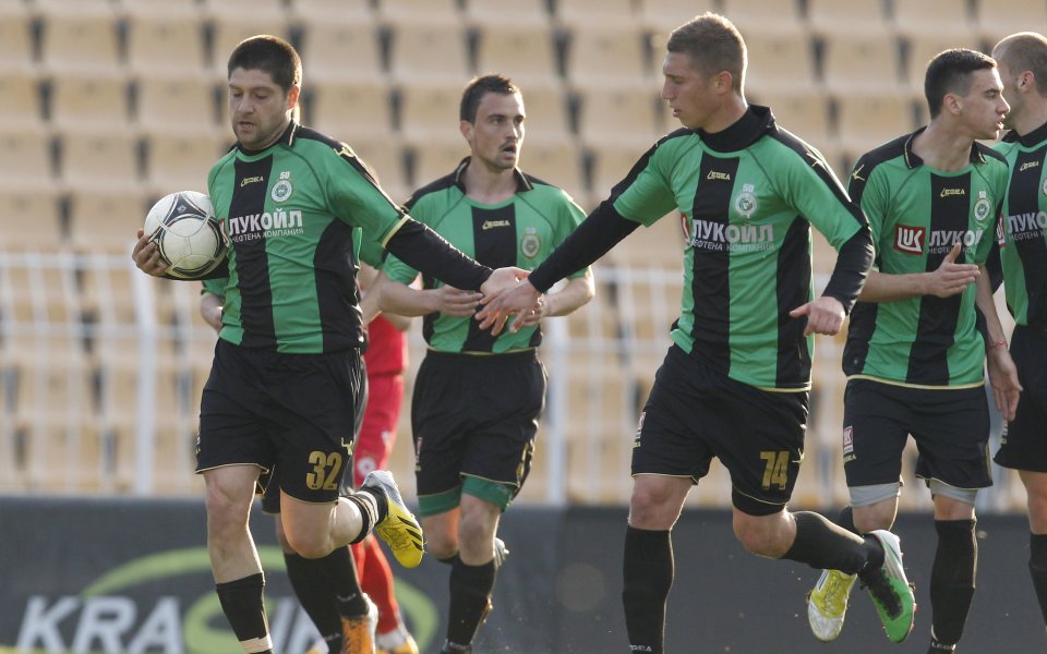 Нефтохимик разгроми Пирин Разлог, Раковски надделя над Видима