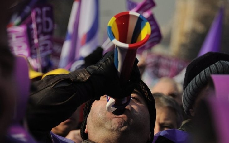 ВИДЕО: Фен бие съдия с вувузела