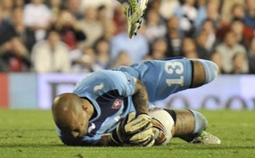 Михайлов пази със счупен пръст при победа на Твенте