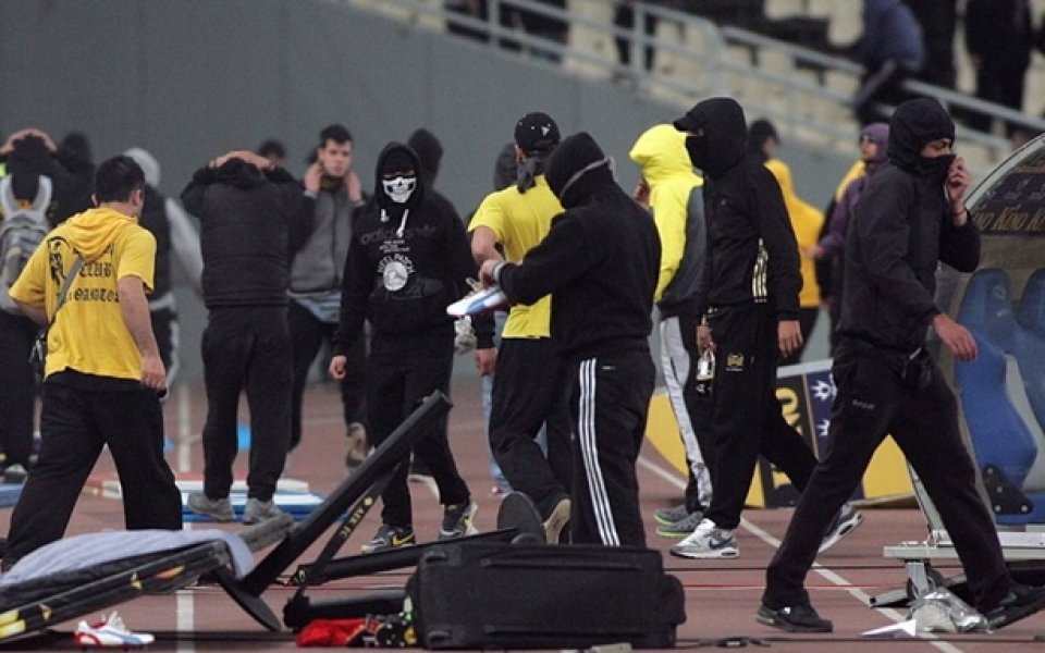 Футболни хулигани вилнеят в Гърция