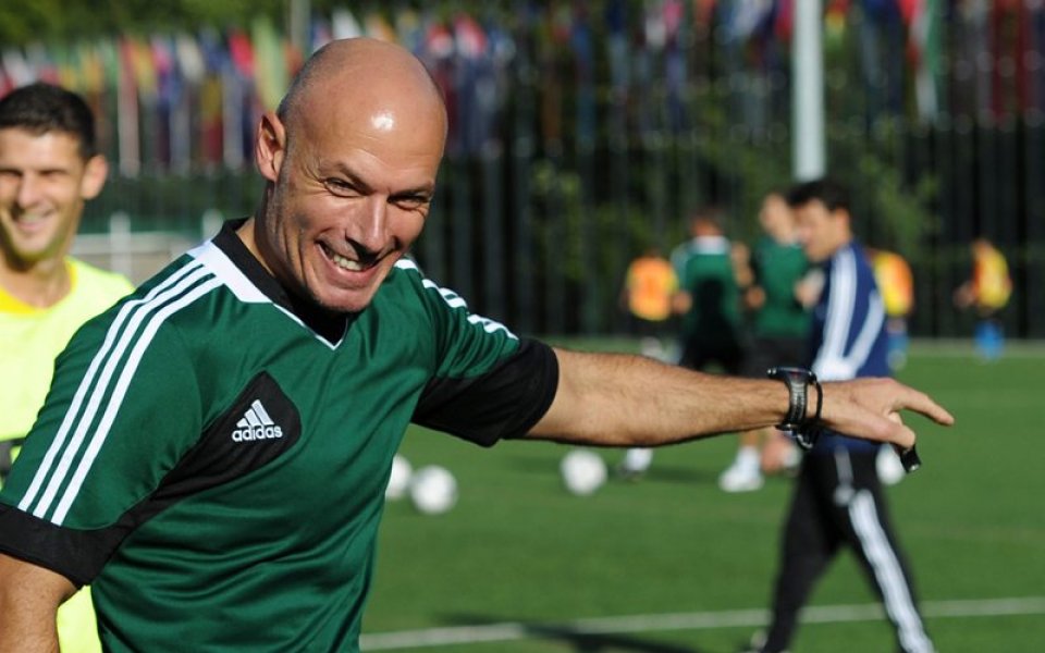 Хауърд Уеб ще ръководи мач от третото ниво в Англия