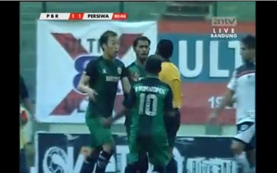 ВИДЕО: Играч от Индонезия с пожизнено наказание за удар на съдия