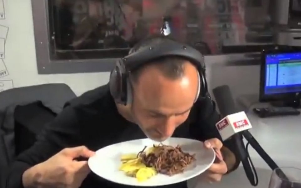 ВИДЕО: Френски радиоводещ яде месо от воден плъх в ефир заради играч на Челси