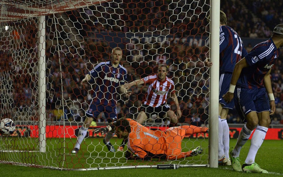 Съндърланд измъкна важна точка от Стоук с човек по-малко