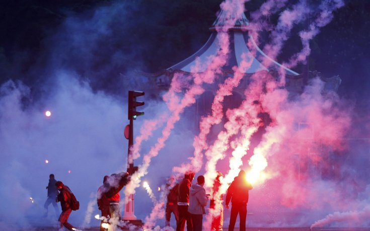 ВИДЕО и СНИМКИ: Безредици прекратиха празненствата на ПСЖ по случай титлата