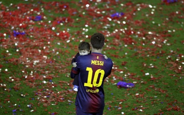 ВИДЕО: Шампионът Барса вдигна своята награда, продължава да гони 100 точки