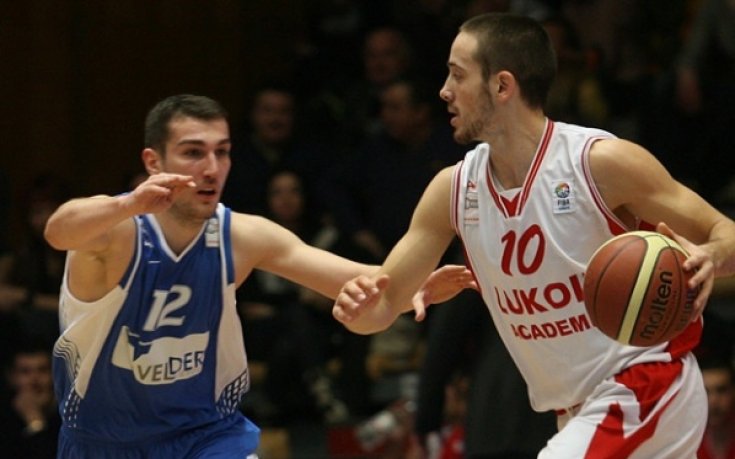 Аврамов спаси Лукойл, шампионите изравниха финалната серия