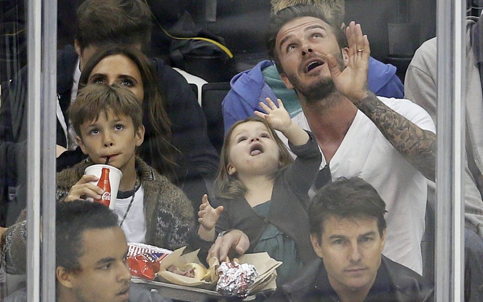 Татко Бекъм просвети малката Харпър на тема „хокей“